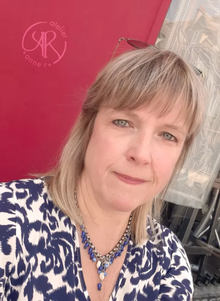 anne régnier, artisan maroquinier. Responsable de la marque Atelier Anne R