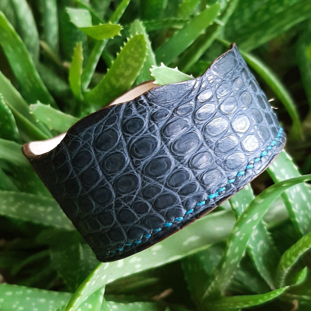 bracelet alligator couleur jean. Couture point sellier sur un bord en fil de lin bleu