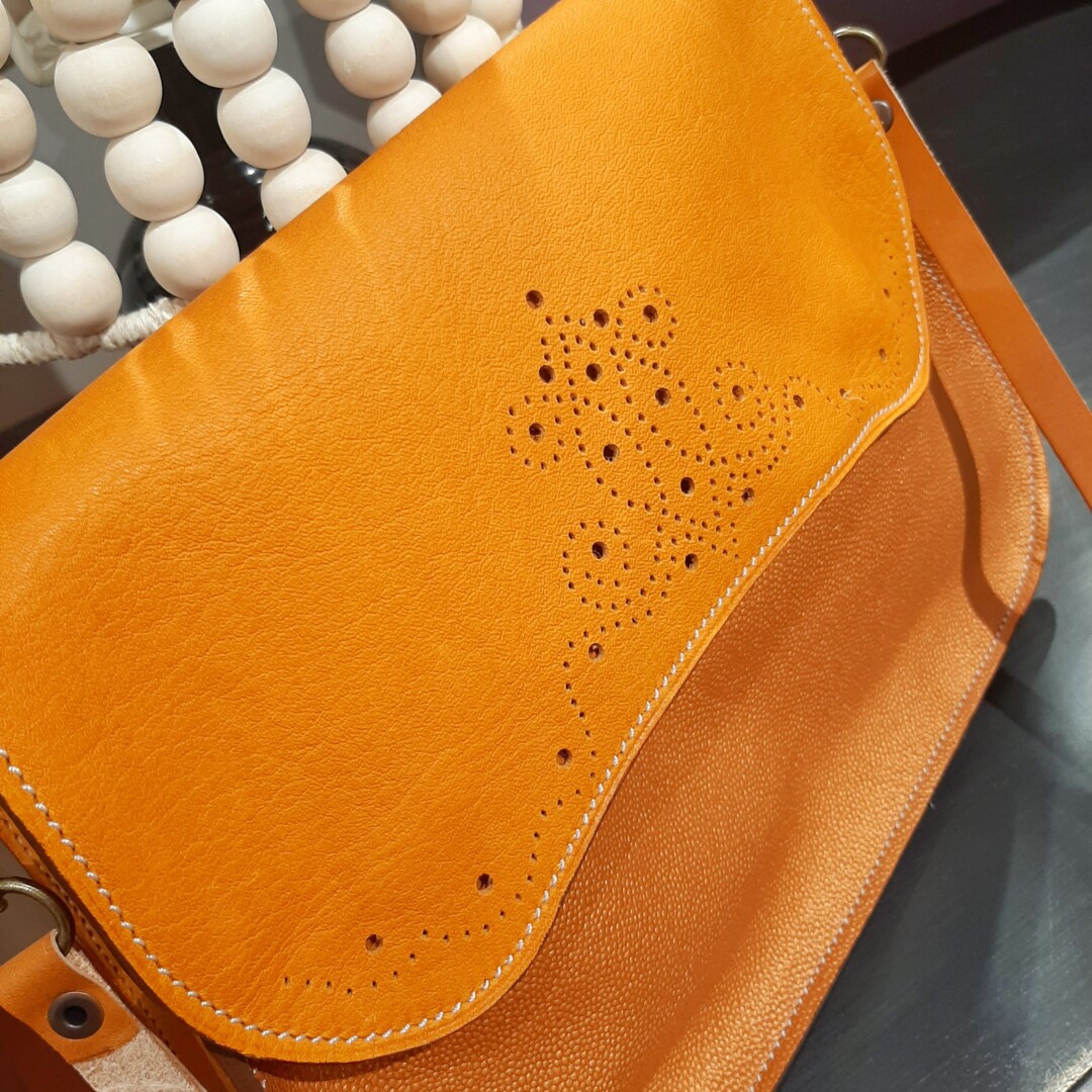Besace en cuir de couleur cognac, cousu main