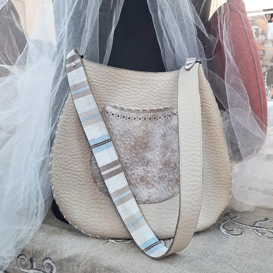 sac cabas de couleur ivoire. Cuir dit grain de café. Bandoulière cuir et tissu