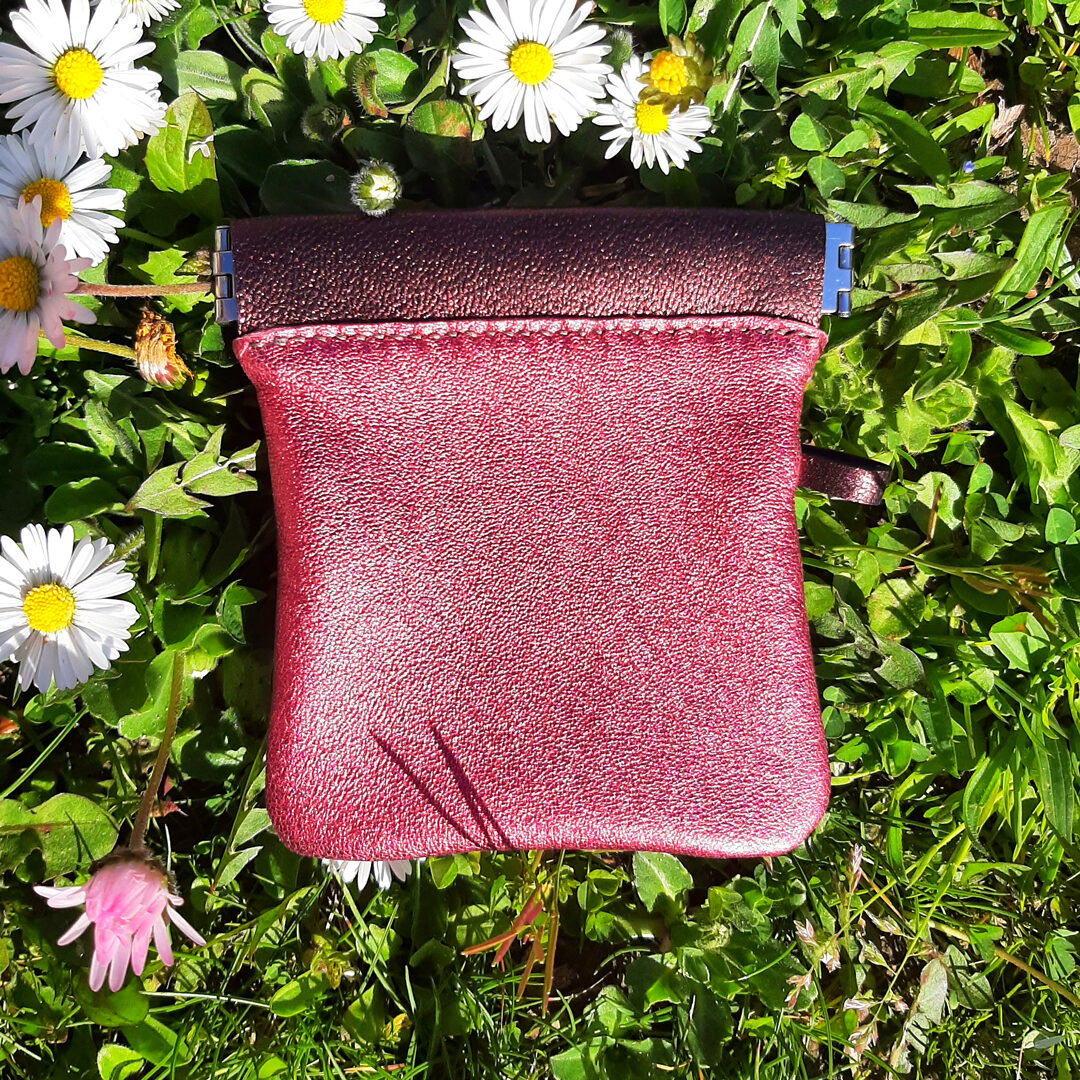 Porte monnaie clac clac en cuir rose métallisé et son bord en cuir marron métallisé. Un charme fou pour ce porte-monnaie, bien pratique avec sa fermeture à cliquet qui fait clac !