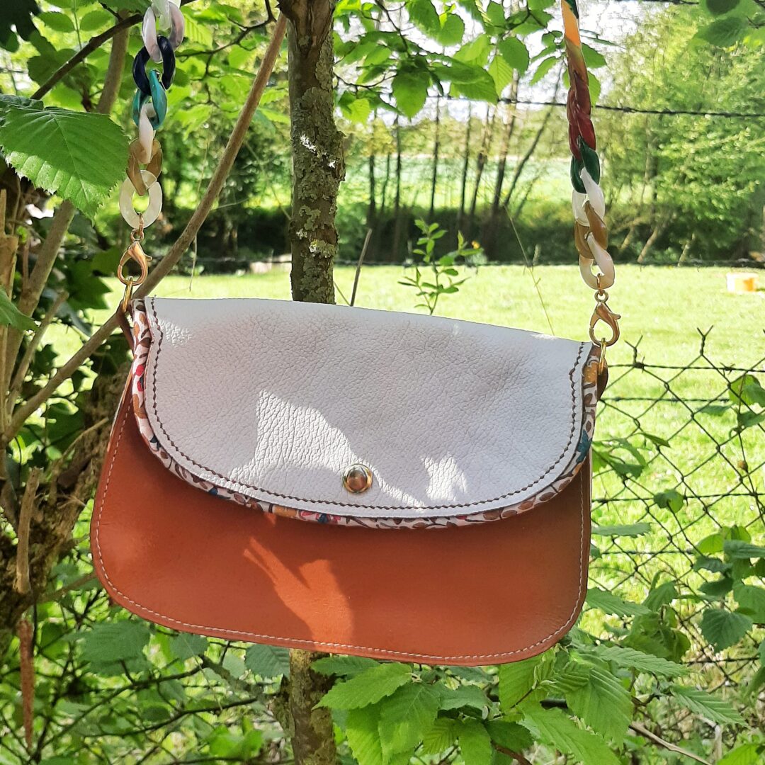 Sac à main en cuir véritable couleur camel, modèle "Twist", avec bandoulière multicolore amovible, fabriqué artisanalement en France.