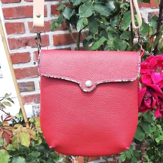 Sac collection Myrlande en cuir pleine fleur, semi souple. Une belle tenue. Rabat avec bord agrémenté d'un biais en liberty, et cousu à la main au point sellier avec du fil de lin fuchsia