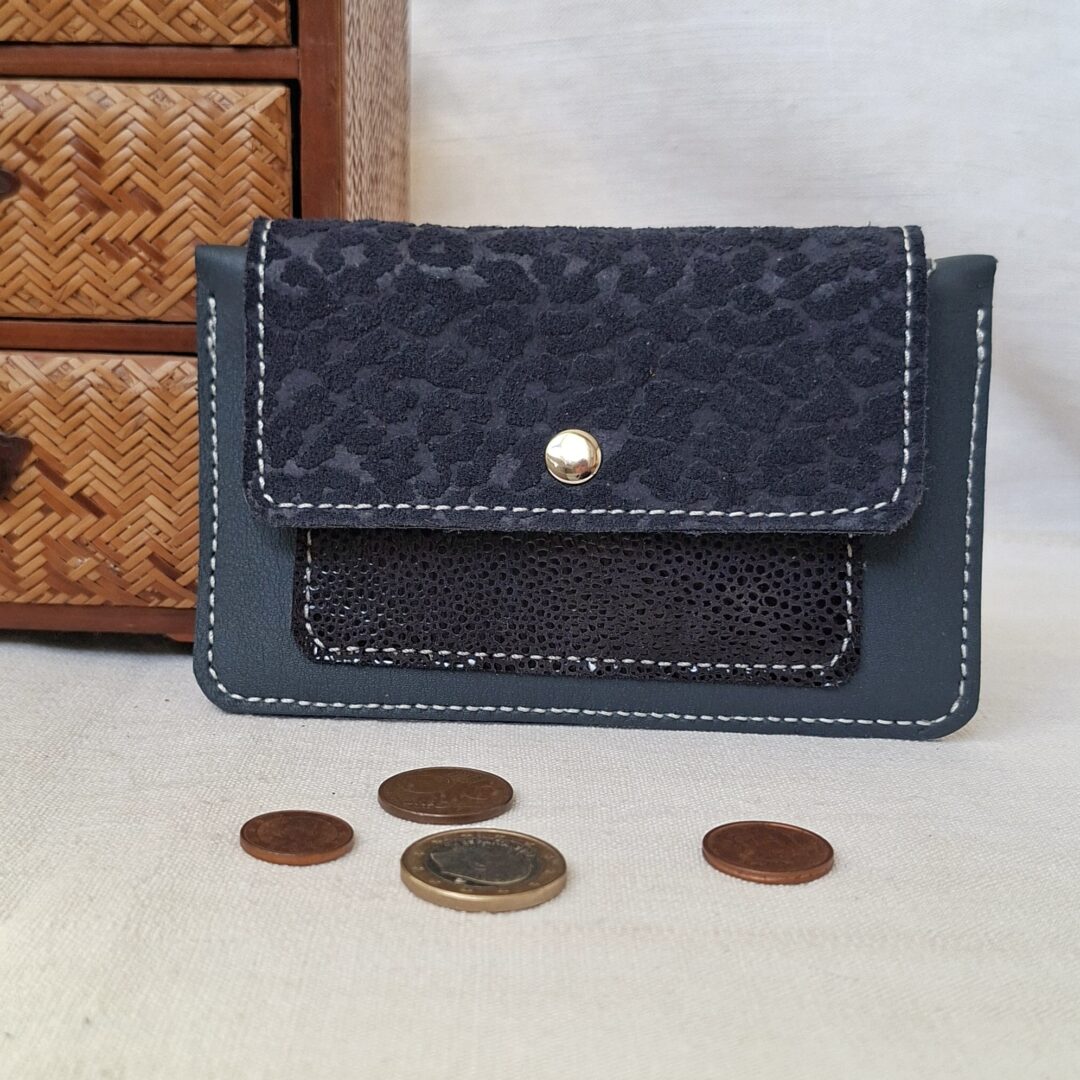 Porte-monnaie artisanal en cuir bleu marine embossé motif panthère avec rabat et bouton pression argenté