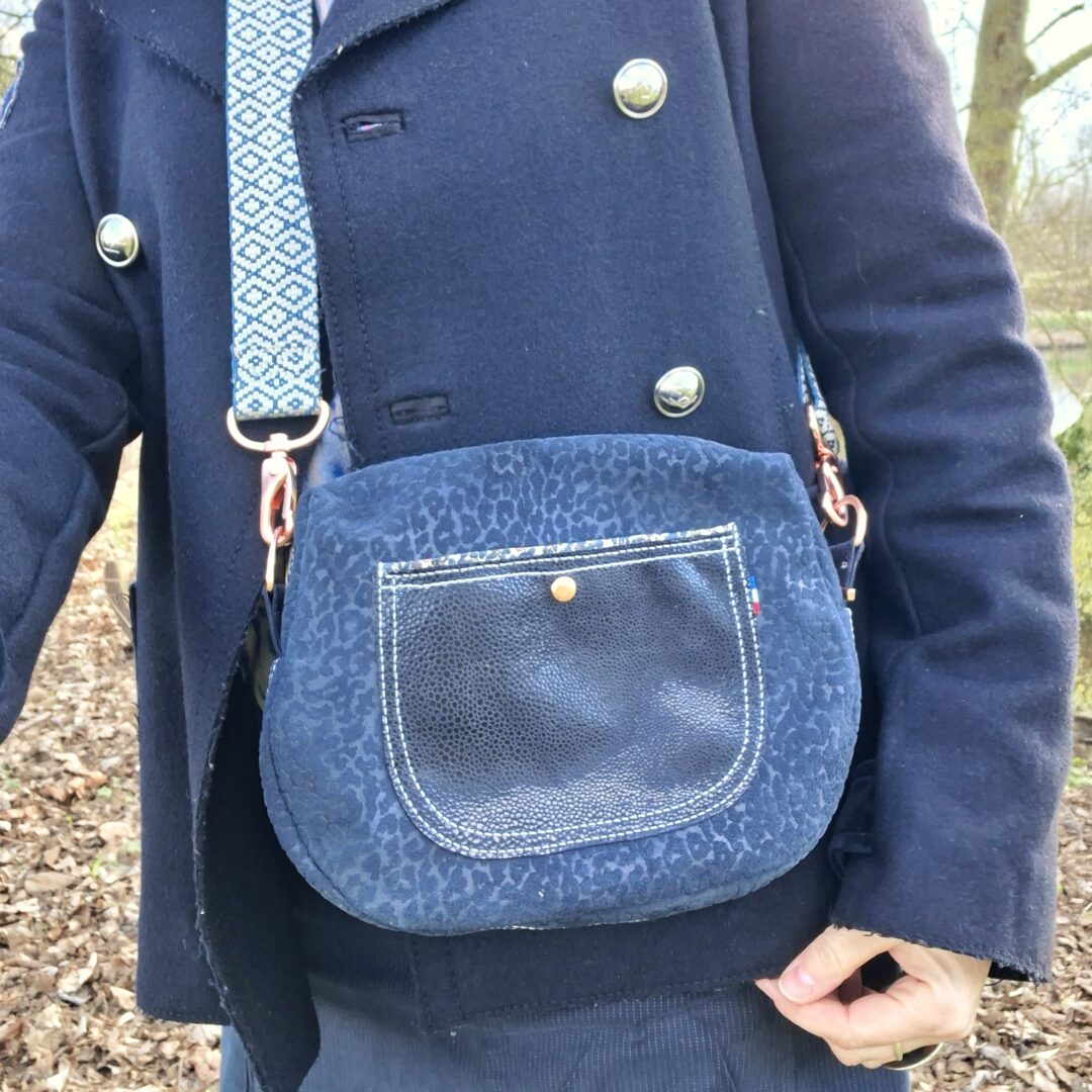 Sac fourre-tout en cuir bleu marine porté à l’épaule avec cuir embossé motif panthère et poche galuchat vernis