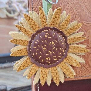 Porte-clés fleur en cuir jaune et beige fait main avec textures variées et anneau métallique