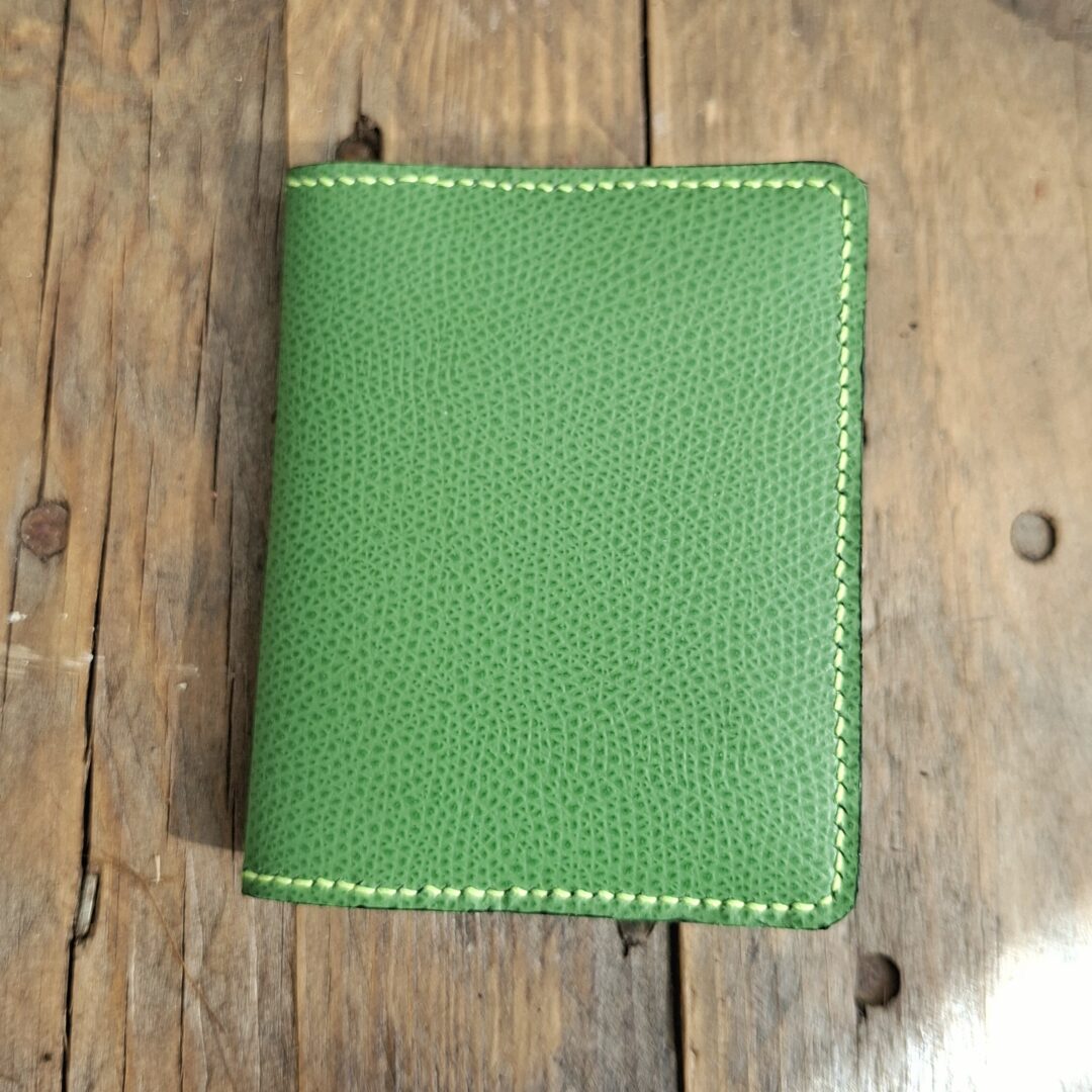 Détail cuir Epsom grainé vert et couture main