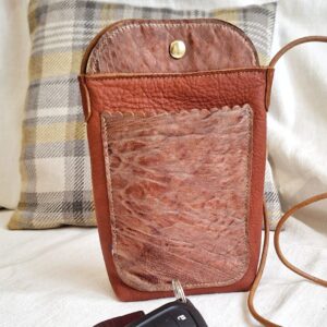 Pochette téléphone artisanale marron en cuir pleine fleur avec poche avant en cuir de chèvre brillant.