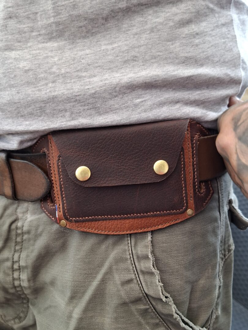 Porte-cartes en cuir pleine fleur marron porté à la ceinture, vue de face, avec boutons pression en laiton