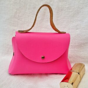 Petit sac en cuir lisse rose fluo fabriqué à la main, avec poignée en cuir pleine fleur marron et fermeture par bouton de col.