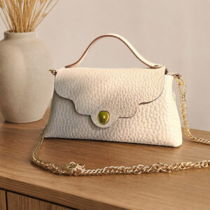 Sac bandoulière Capucine en cuir pleine fleur grainé blanc crème, fabrication artisanale française, avec poignée en cuir, chaîne dorée amovible et fermoir en laiton