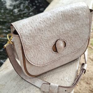 Sac en cuir de chèvre fantaisie imitation autruche avec reflets nacrés et passepoil métallisé bronze. Maroquinerie artisanale