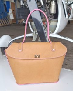 Sac Fitzgerald en cuir camel avec poignée en cuir, coutures sellier et finitions rose vif, création Atelier Anne R.