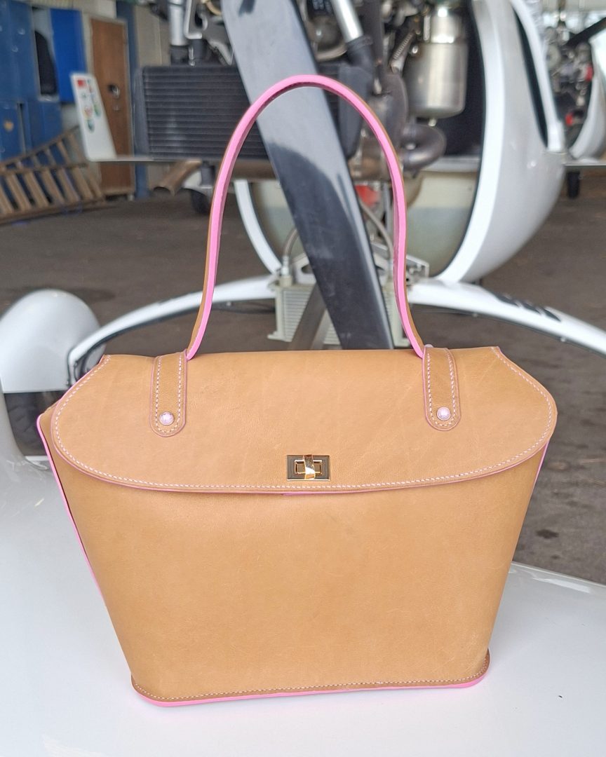 Sac Fitzgerald en cuir camel avec poignée en cuir, coutures sellier et finitions rose vif, création Atelier Anne R.